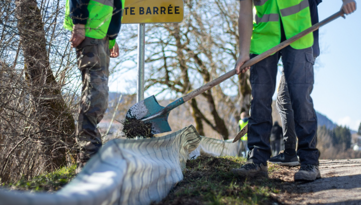 Chantier de démontage du dispositif de sauvetage routier des amphibiens à Villers-le-Lac